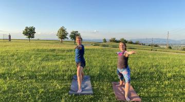 Yoga im Blütenmeer