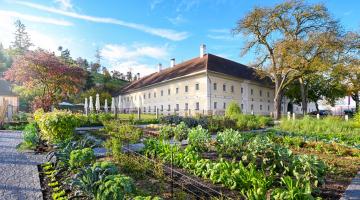 Sumerauerhof mit Garten davor