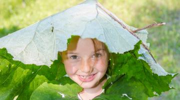 Kind mit Hut aus einem Blatt