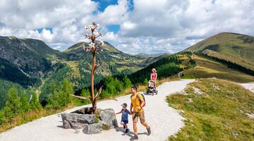 Bergpromenade Brunnach mit Speikskulptur