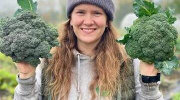 Verena Kietreiber mit Grünzeug vom Feld 
