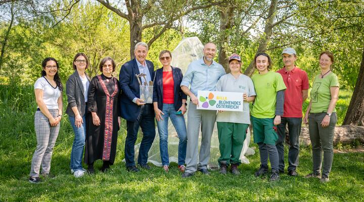 Die Projektpartner:innen. V.l.n.r.: Crepelle Plaza (Wiener Umweltanwaltschaft), Doris Demuth (Leiterin Ausbildung und Schulgarten Kagran der Wiener Stadtgärten), Marion Jaros (Projektinitiatorin von VANESSA Schmetterlingswiese), Ernst Nevrivy (Bezirksvorsteher Donaustadt), Bettina Hofbauer (Wiener Stadtgärten MA 42), Ronald Würflinger (Generalsekretär Blühendes Österreich), Ricarda Müller (Lehrling Schulgarten Kagran der Wiener Stadtgärten), Simeon Kalaschek (Lehrling Schulgarten Kagran der Wiener Stadtgärt