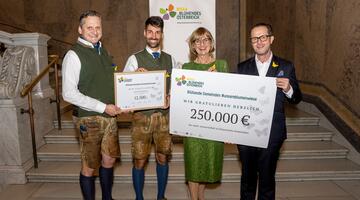 Bild von Vertreter der Jägerschaft Heiligenkreuz und Vorstand Blühendes Österreich 