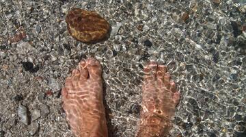 Füße in einem Bach