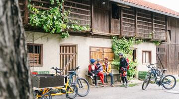 Radfahrer vor Bauernhof