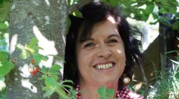 Lachende Eva im Gebüsch
