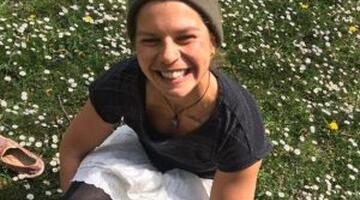 Lachende Natascha in der grünen Wiese