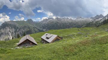 Almlandschaft mit Holzhütte
