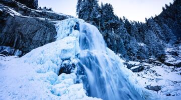 Im Winterreich der Wasserfälle