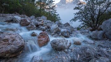 Wildes Wasser - Steiler Fels