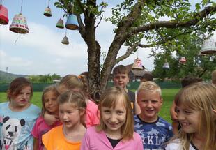 Die Kinder haben Tontöpfe für die Nützlinge bemalt und im Schul- und Pfarrgarten aufgehängt.