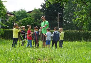 Ein LJ Mitglied erklärt den VS SchülerInnen, wie man einen Baum setzt und worauf man achten sollte.