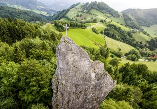 Blick von oben auf den Gipfel des Sauzahns.