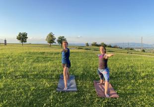 Yoga im Blütenmeer