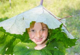 Kind mit Hut aus einem Blatt