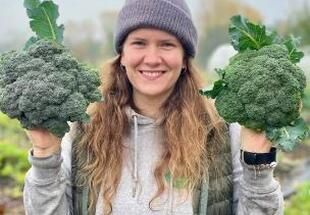Verena Kietreiber mit Grünzeug vom Feld 