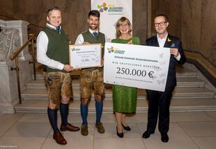 Bild von Vertreter der Jägerschaft Heiligenkreuz und Vorstand Blühendes Österreich 