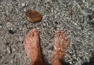 Füße in einem Bach