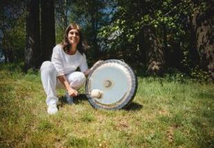 Karin Öffel im Wald