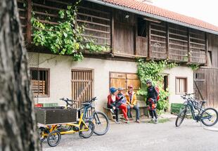 Radfahrer vor Bauernhof