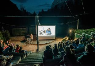 Kino im Weidendom: Unterwegs mit den Wölfen