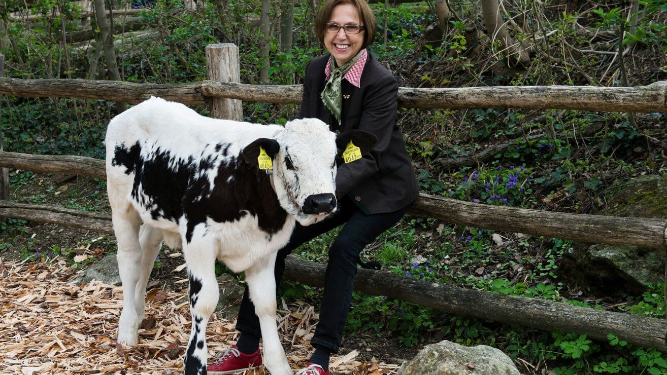 Dagmar Schratter mit Kuh c Daniel Zupanc