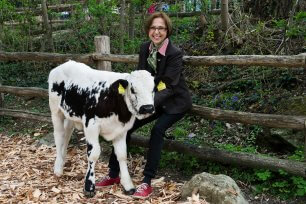 Dagmar Schratter mit Kuh c Daniel Zupanc