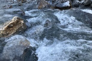 Die Lutz - ungezähmter Wildfluss im Winterkleid (c) Christina Schwann