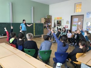 Alte Legenden können die Kinder der 4a in Absam nicht einschüchtern - sie wissen schon sehr viel über die Fledermaus © Ch. Schwann