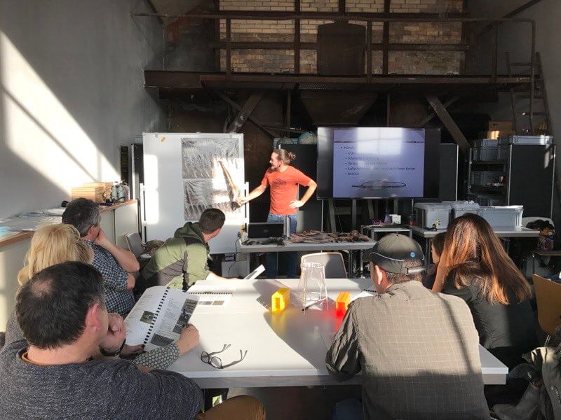 Benjamin Knes, Wildtierökologe und Federexperte leitet den Kurs auf Einladung von Birdlife Vorarlberg © Christina Schwann